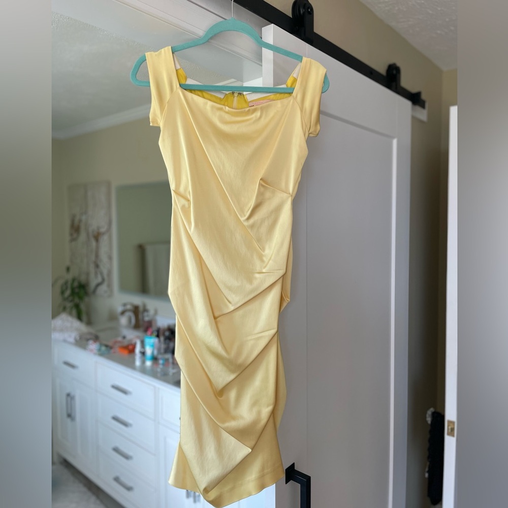 ISSUE NEW YORK Elegant Yellow Body Hugging Cocktail Dress